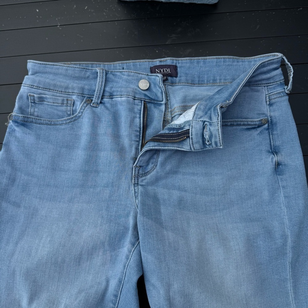NYDJ Blue Jean Ella Shorts Light Wash Bermuda - Picture 9 of 10